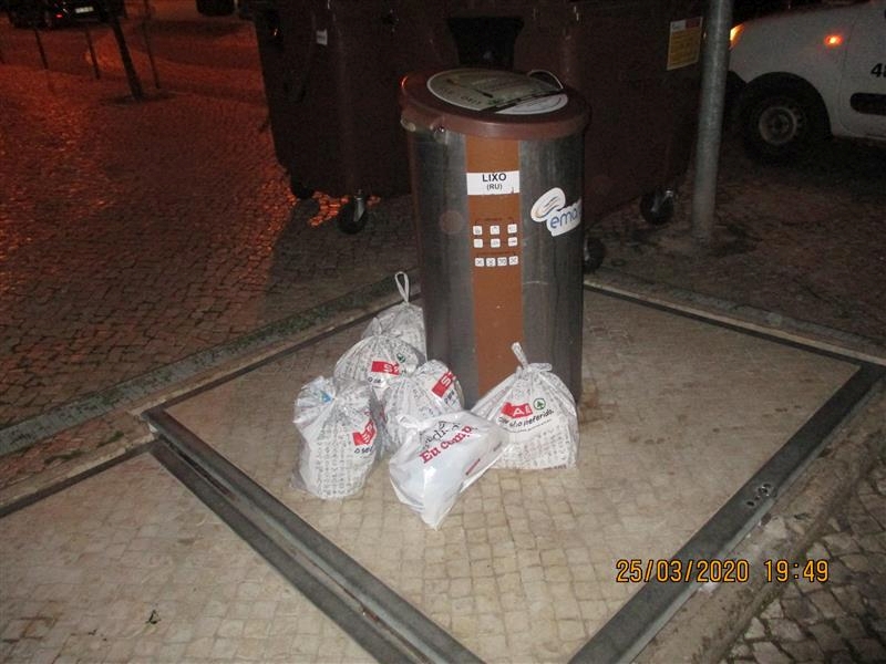 Deposição de resíduos urbanos nas ilhas ecológicas e contentores