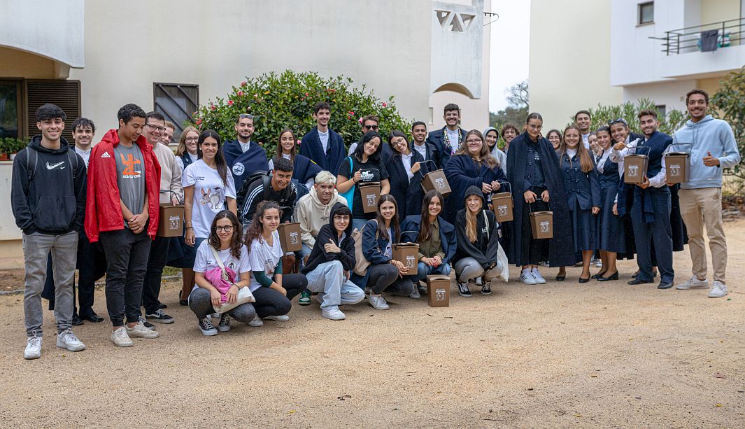 Mais de uma centena de estudantes entregaram baldes à população para a separação de restos de comida