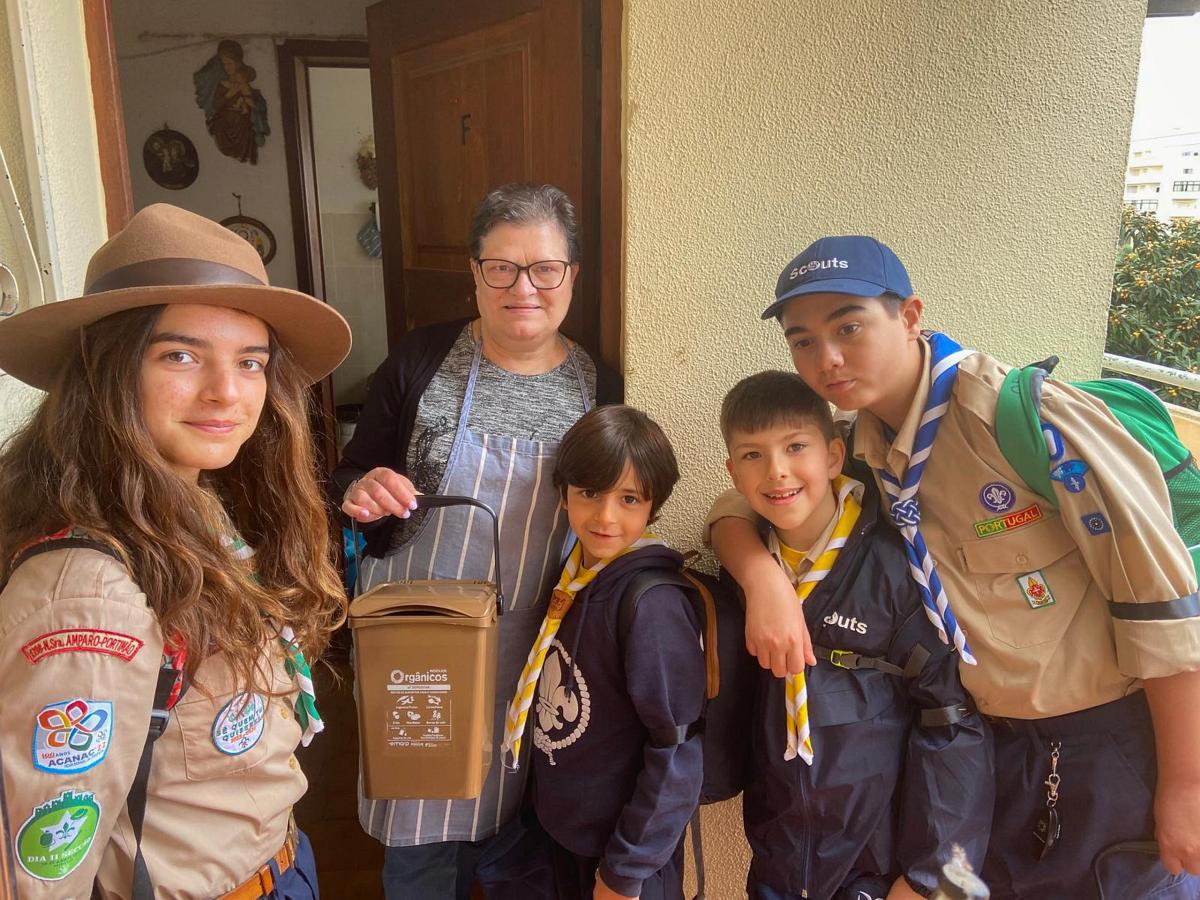 Escuteiros do Agrupamento 1398 entregaram aos portimonenses baldes para a separação de restos de comida